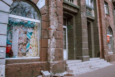 В Днепре на тротуар снова рухнул фрагмент фасада здания