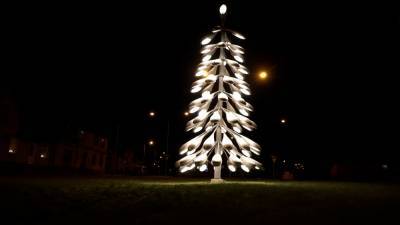 Старые уличные фонари превратились в новогоднюю елку в Эстонии.