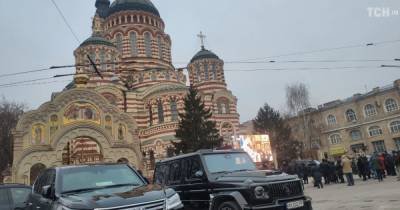 Дорогие авто и красные розы: как в Харькове прощаются с Геннадием Кернесом (5 фото)