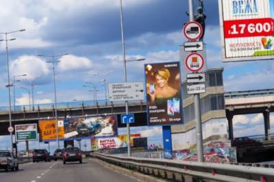 Нардепы предлагают убрать рекламные борды на дорогах Украины