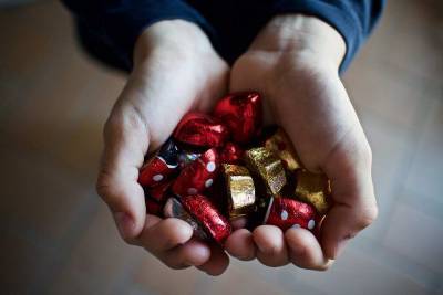 Врач-аллерголог Анна Шуляева объяснила, безопасно ли дарить детям подарочный набор конфет