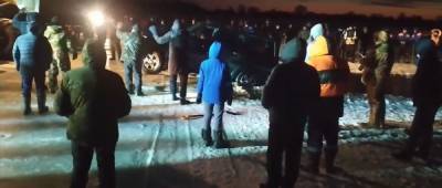 Провалившийся в Оку вблизи Шиморского УАЗ с людьми достали из-подо льда