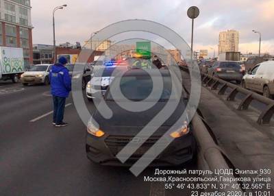 Автомобиль на Бауманской улице наехал на препятствие
