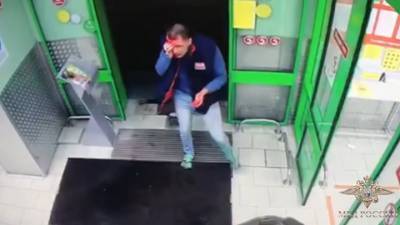 Пассажиры разбили голову московскому таксисту за отказ поделиться деньгами