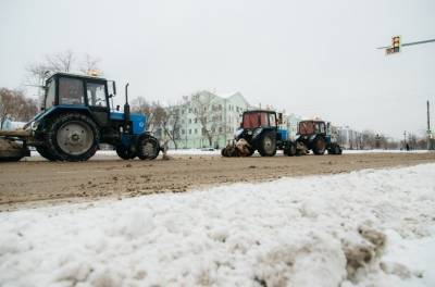В Липецке дороги от снега очищают более 70 единиц техники