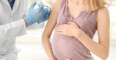 Ученые рассказали, безопасно ли прививаться от коронавируса при беременности