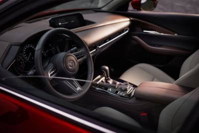 Блогер Мария Арзамасова показала новую Mazda CX-30 на съемках сериала про авто