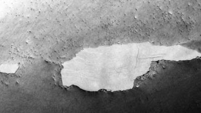 Крупнейший в мире айсберг, который дрейфовал южной Атлантикой, раскололся