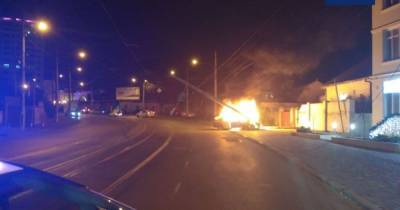 В Одессе авто врезалось в столб и полностью загорелось: появилось фото