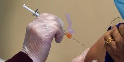 Минздрав рассматривает возможность вакцинировать также по ночам