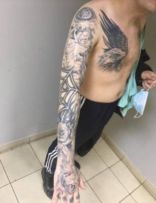 В Петербурге парень с татуировкой орла избил и ограбил друга, пришедшего к нему в гости
