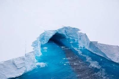 В Атлантике раскололся огромный айсберг: кому это грозит
