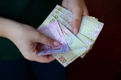 В Украине начали выплачивать карантинные 8 тыс грн