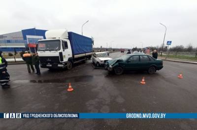 В Лиде ВАЗ собрал "паровозик" из трех машин: одна из пассажирок получила серьезные травмы