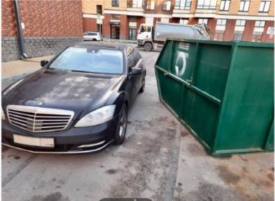 Жителей Ленобласти просят не парковать машины рядом с мусорными контейнерами