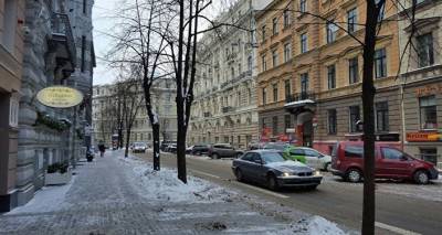 Латвию занесло: для расчистки дорог выведена зимняя техника