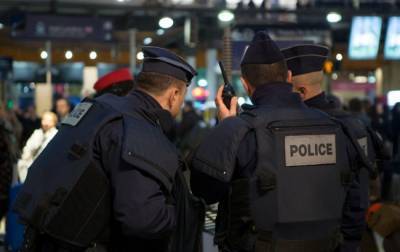 Во Франции мужчина застрелил трех полицейских, спасающих его жену