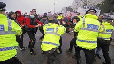 Дальнобойщики устроили потасовку с полицейскими в британском порту