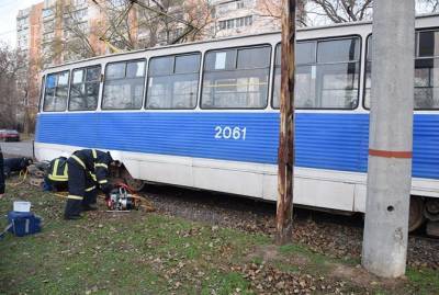 В Николаеве мужчина попал под трамвай и ему зажевало ноги