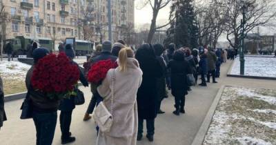 Жители Харькова выстроились в огромную очередь, чтобы попрощаться с Кернесом (видео)
