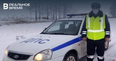 В Татарстане сотрудник ГИБДД пришел помощь женщине с сыном, замерзавшим на трассе