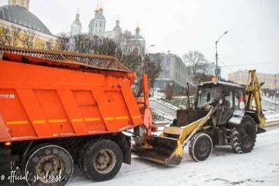 В Смоленске на уборку улиц вывели порядка 70 единиц спецтехники