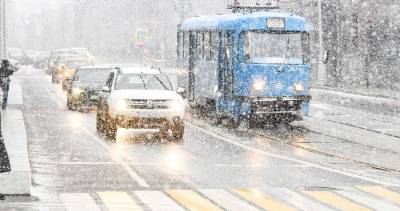 Москвичей предупредили об усилении ветра и снегопаде