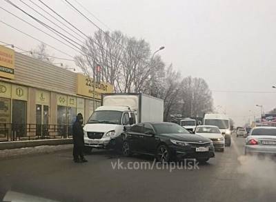 На Московском шоссе столкнулись «Газель» и иномарка. Движение сильно затруднено