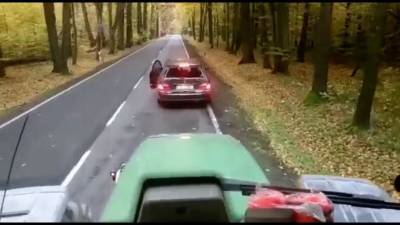Восстановил справедливость: тракторист на дороге жестко проучил нахального водителя Mercedes (видео)