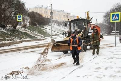 Около 70-ти единиц спецтехники убирают улицы в Смоленске круглосуточно