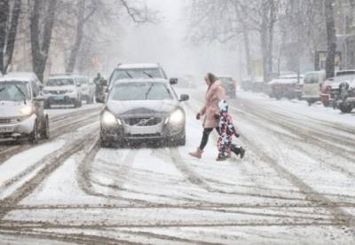 Снегопад и ДТП: в Киеве образовался транспортный коллапс