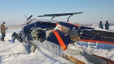 Появилось фото с места падения Robinson R44 в поле под Воронежем