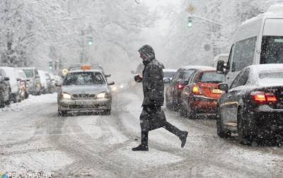 Киев накрыло снегопадом: В столице пробки и много ДТП