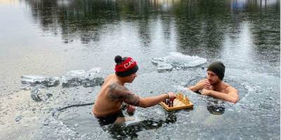 Ход королей. Канадцы сыграли в шахмате в ледяном озере при температуре -20 градусов по Цельсию — видео