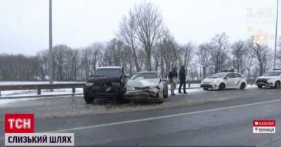 В Винницкой области непогода спровоцировала ДТП: авария сразу с 4 авто заблокировала трассу
