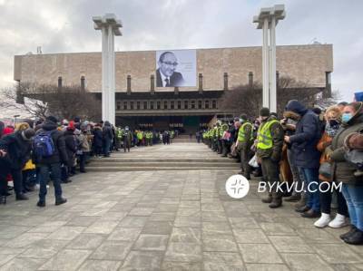 Тысячи харьковчан выстроились в длинную очередь, чтобы проститься с Геннадием Кернесом: фото