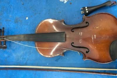 На украинской границе поймали иностранца, который вез в Румынию старинную скрипку Страдивари