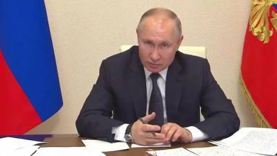 Путин призвал правительство "вытаскивать людей из трущоб"
