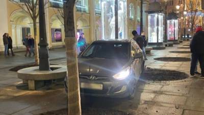 Автомобиль в центре Петербурга вылетел на полный людей тротуар — видео