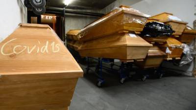 Новый рекорд смертности и гробы в пленке: немецкие власти ищут дополнительные помещения для тел