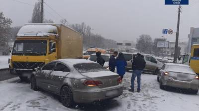 В Киеве из-за снегопада возросло количество ДТП