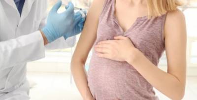 Ученые рассказали, безопасно ли вакцинироваться от COVID-19 при беременности