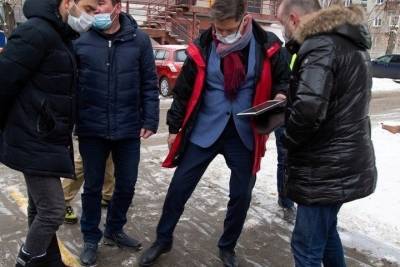 Ходить невозможно: Глава Ижевска проверил качество уборки снега с улиц