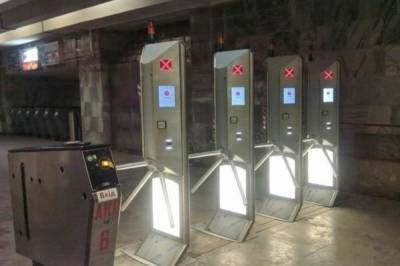На еще одной станции столичного метро появились "антивандальные" турникеты: фото