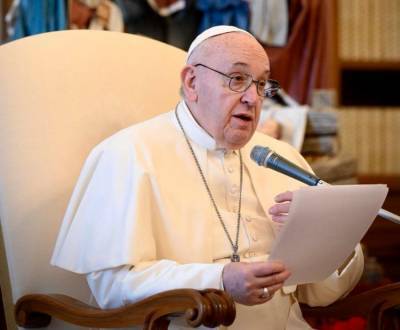 Папа Римский Франциск снова лайкнул фото полуголой девушки в Instagram