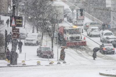 Коммунальщики показали, как борются со снегопадом в Киеве (фото)