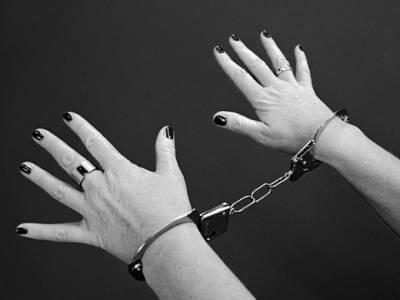 «Била, морила голодом и запрещала спать»: арестована жена мордовского священника — садиста и педофила