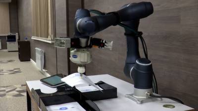 Роботы-манипуляторы приступили к работе в МФЦ Гатчины.