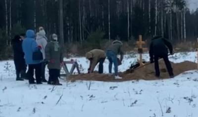 В Петрозаводске семье пришлось самой копать могилу из-за ошибки похоронщиков