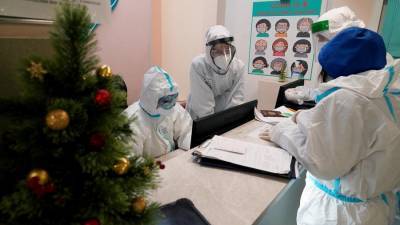 Путин поручил удвоить выплаты медикам за борьбу с COVID-19 в новогодние праздники